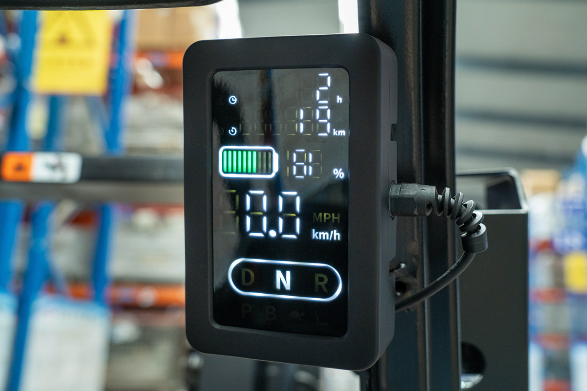 LED-display med batteristatus og driftstimer
